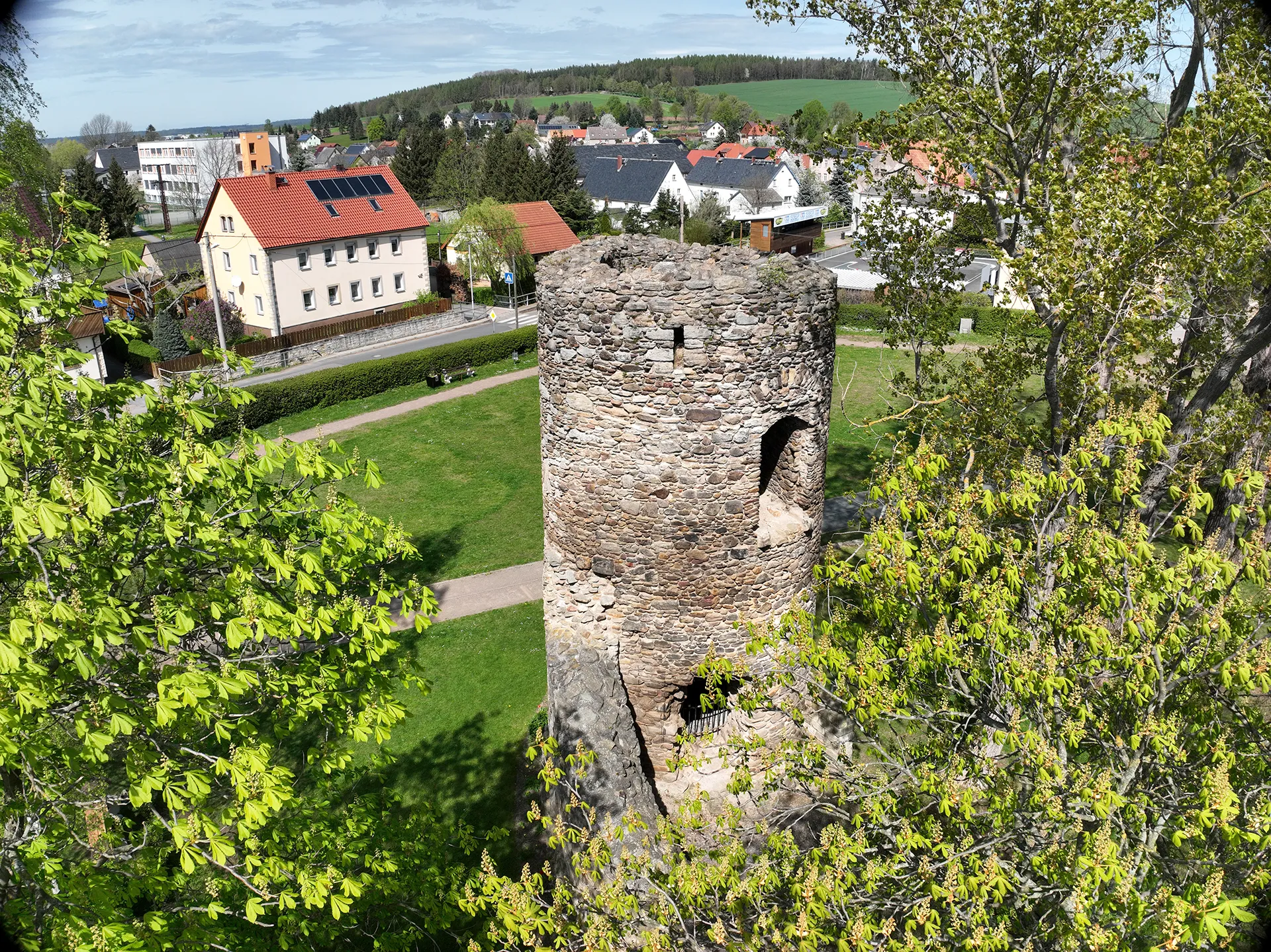 Turm der Burgruine Ruppendorf im Frühling