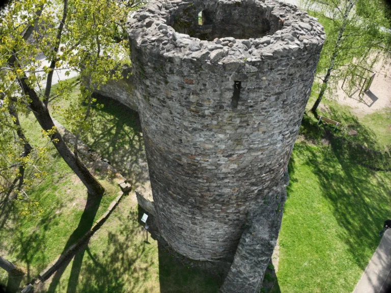 Blick auf den Turm der BUrgruine Ruppendorf
