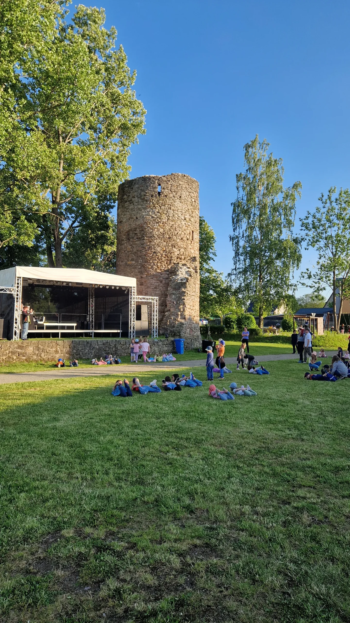 Aufbau einer Bühne an der Ruine Ruppendorf