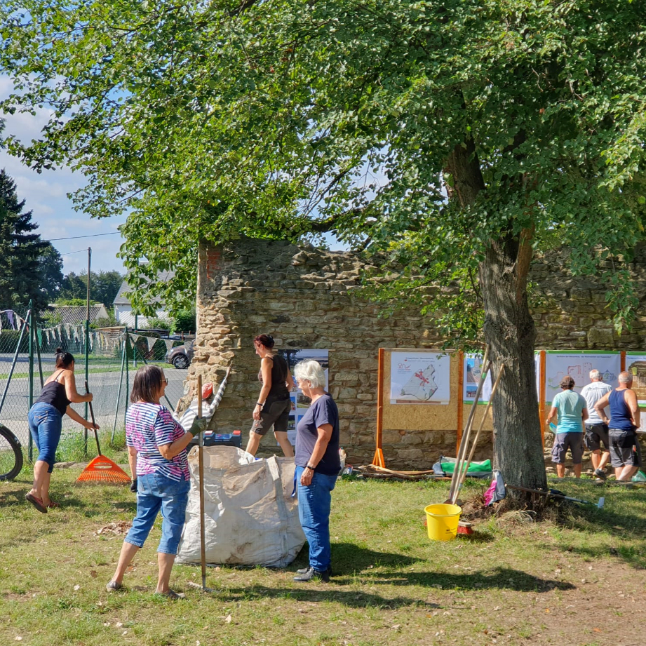Dorfgemeinschaft beim Einsatz