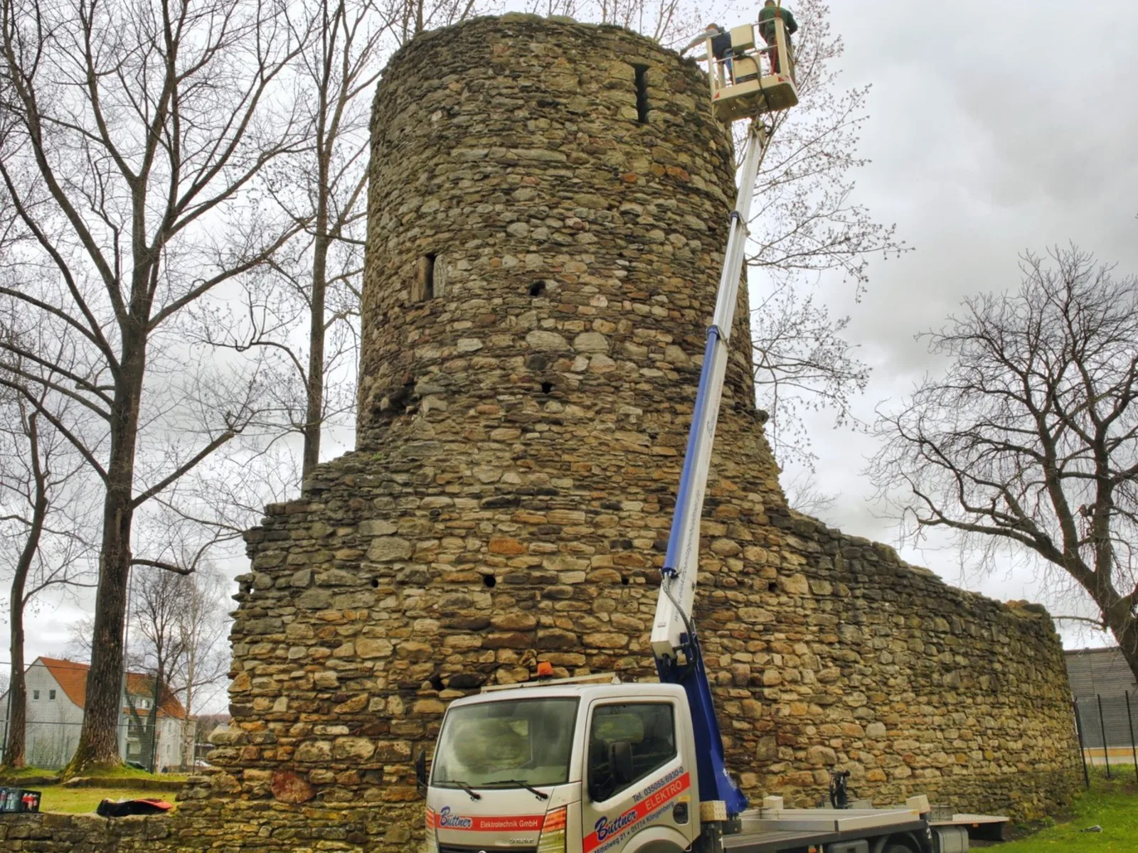 Arbeitseinsatz 2024 - Hebebühne an der Ruine.
