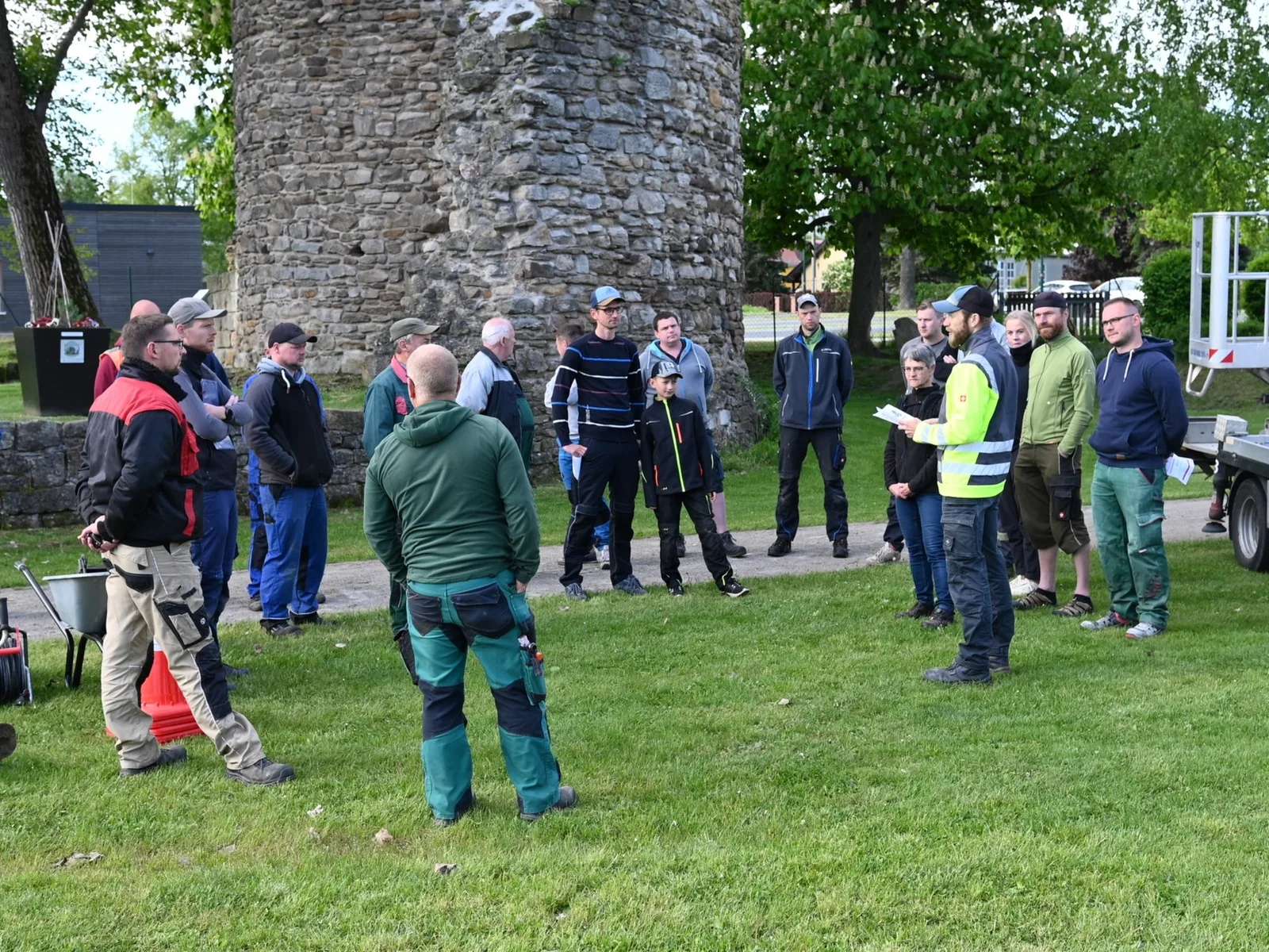 Arbeitseinsatz Frühjahr 2025 - Besprechung vor der Ruine.