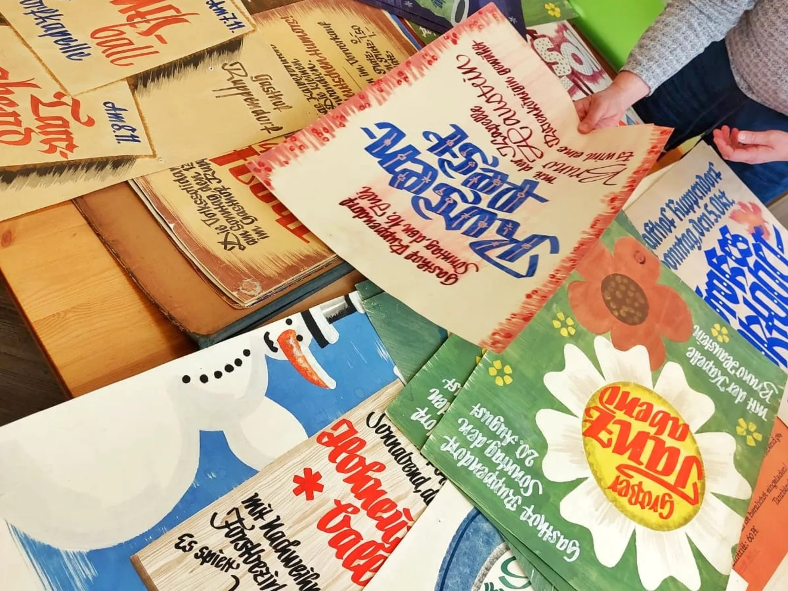 Chroniktreffen Landmarkt - historische Plakate werden den Chronisten übergeben.