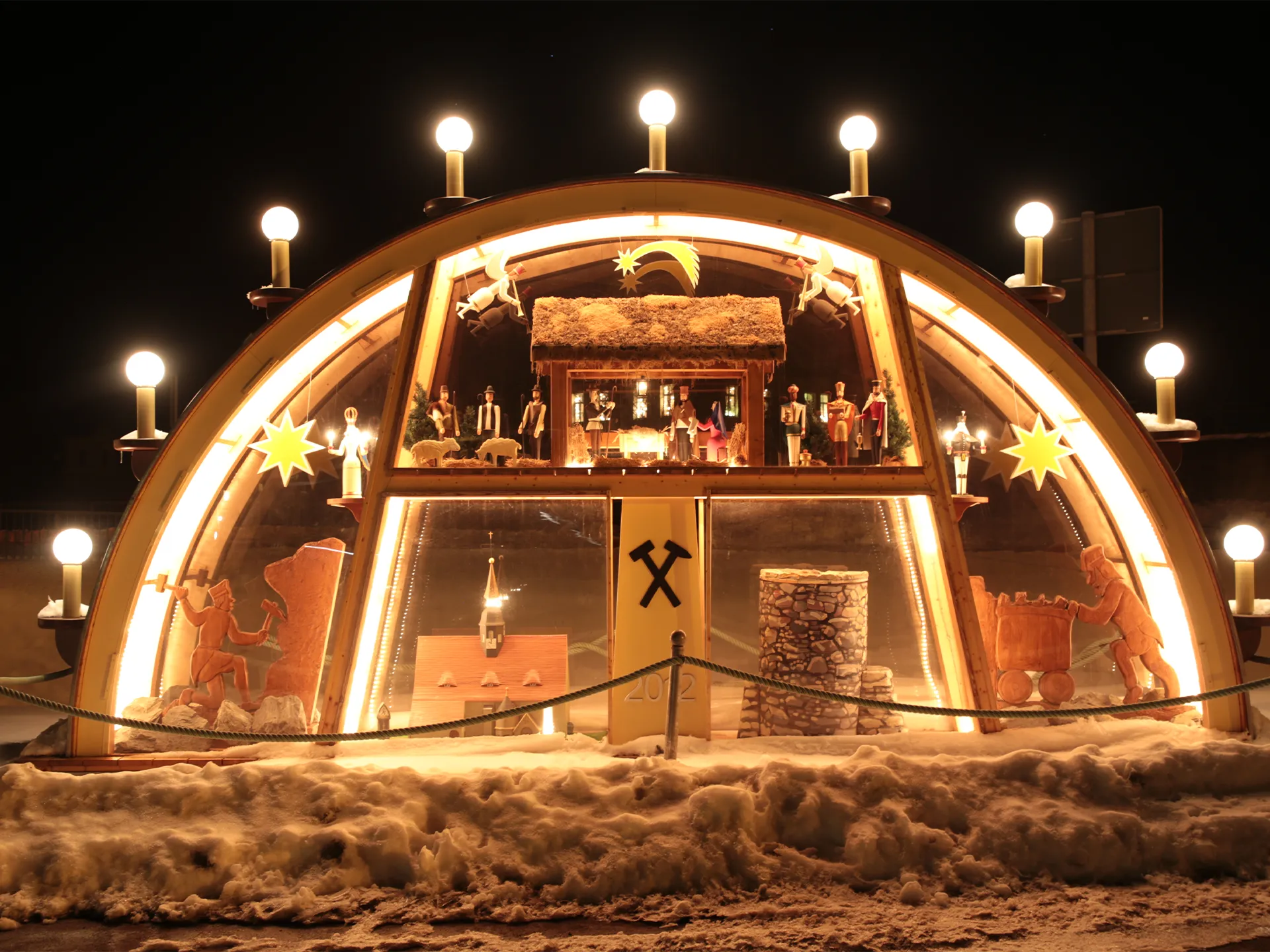 Schwibbogen Ruppendorf - Winteransicht mit Schnee