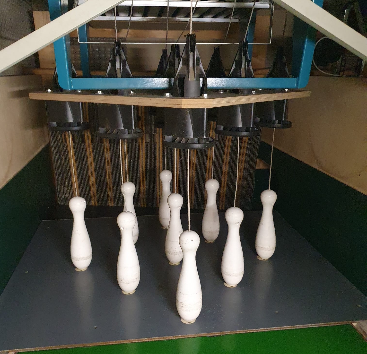 Neun Kegel in Nahaufnahme