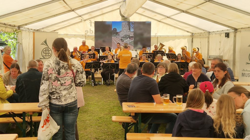 Die Schmiedeberger Musikanten im Festzelt