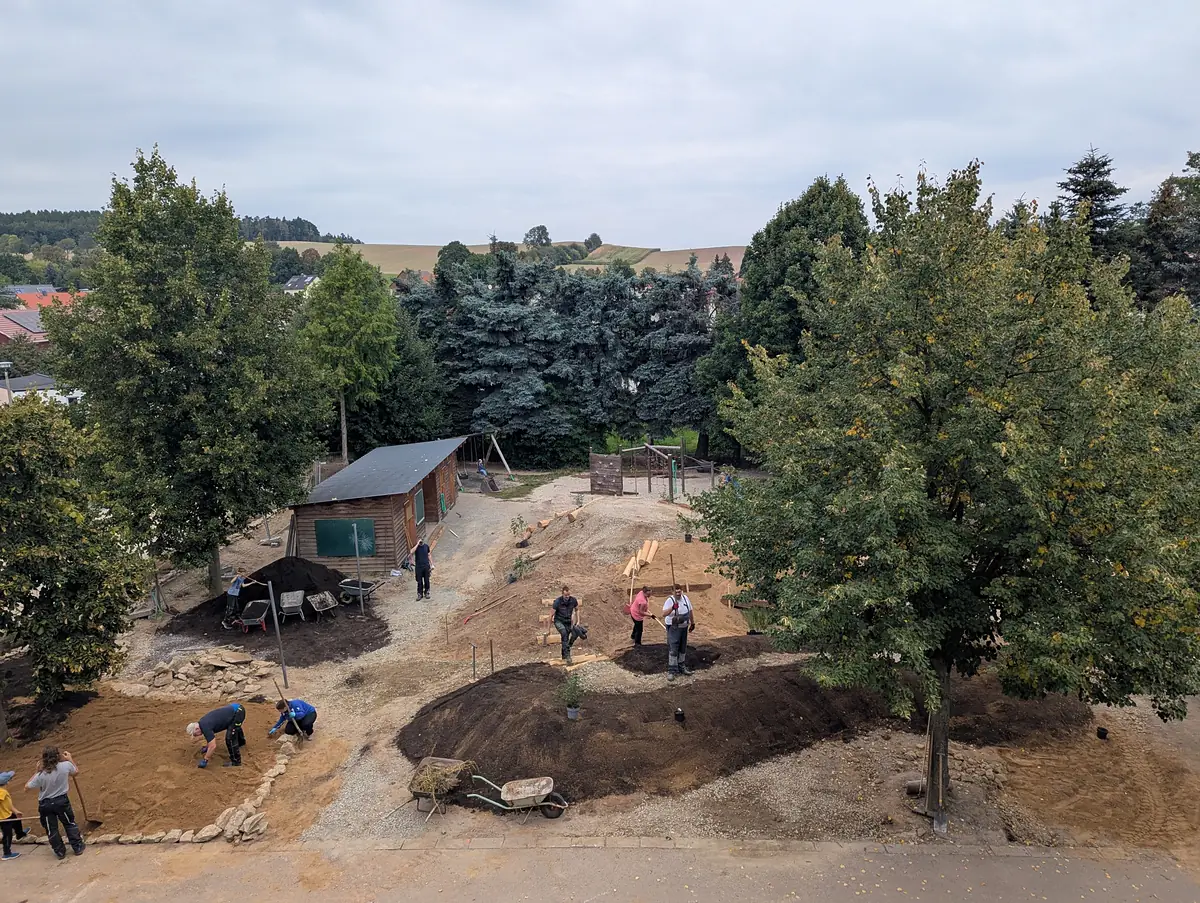 Überblick über den großen Arbeitseinsatz auf dem neuen Schulhof