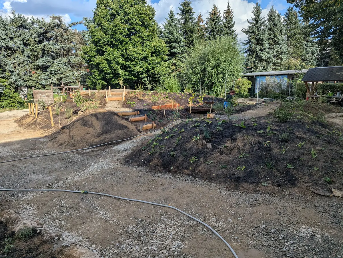 Modellierter Hügel mit Terrassen, Pflanzen und neuen Wegen