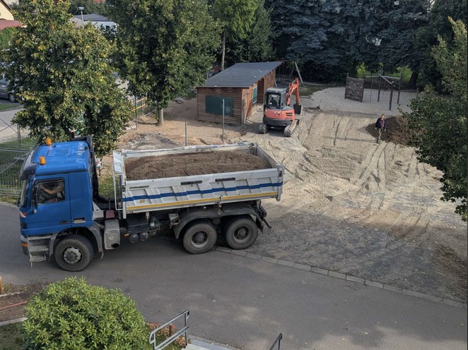 Baustelle auf dem Schulhof der Grundschule Ruppendorf – Kipplaster und Bagger modellieren die neue Hügellandschaft