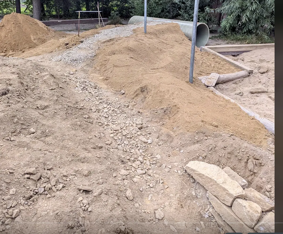 Die Tunnelröhre wird in den Hügel eingebaut